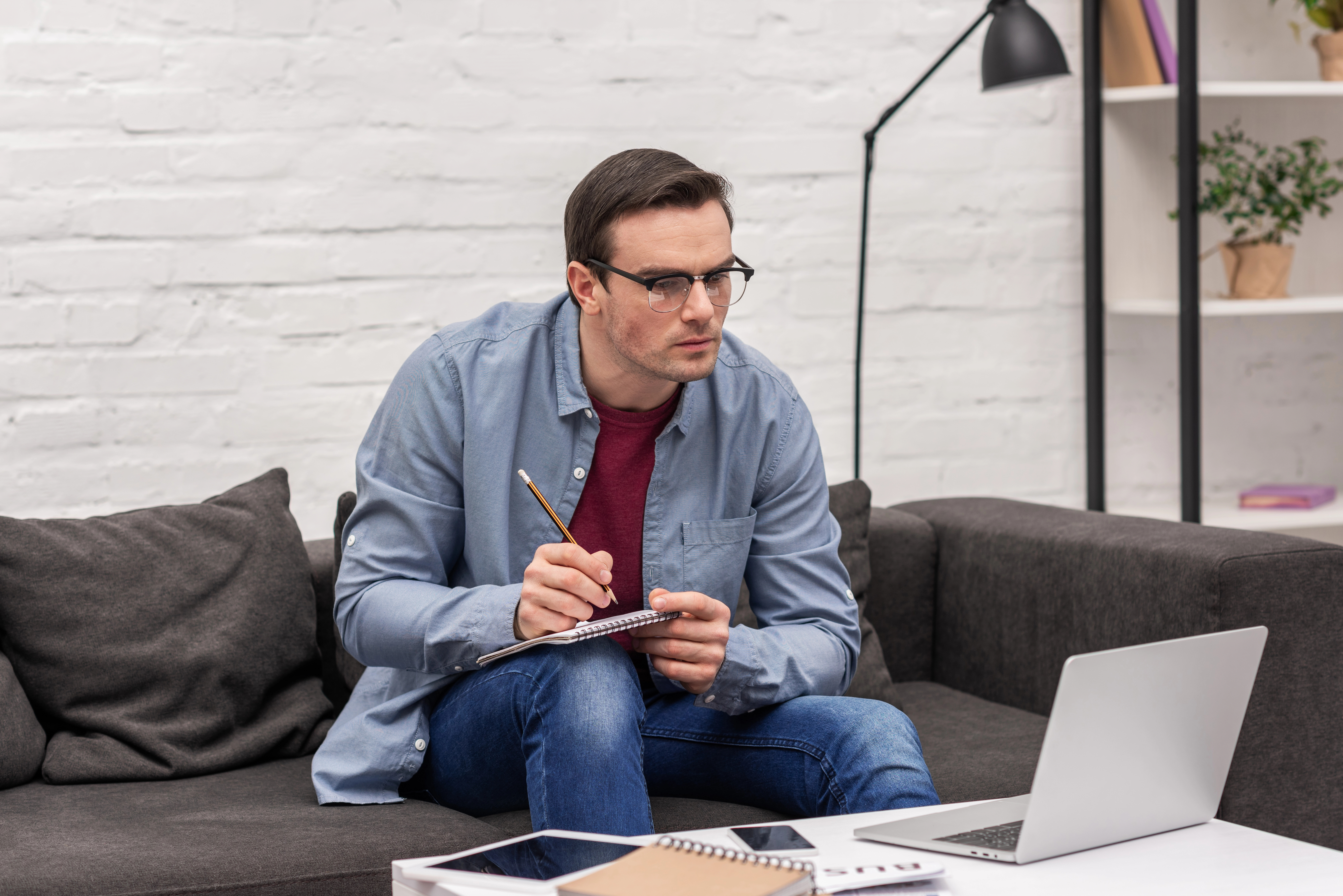 man doing online research to outsmart a car salesman